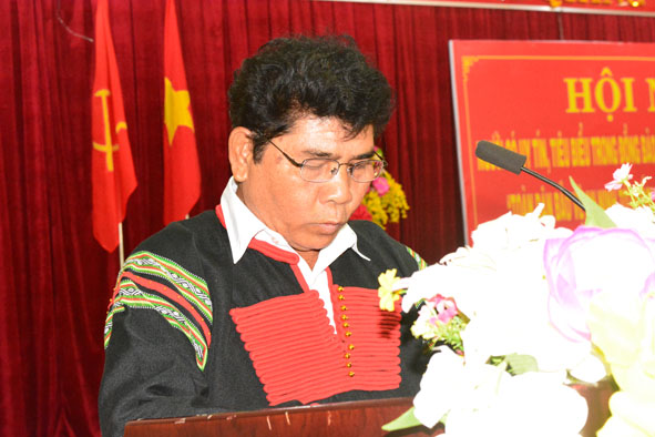 Già làng Y Rah Êban chia sẻ cách làm, giúp bà con phát triển kinh tế.