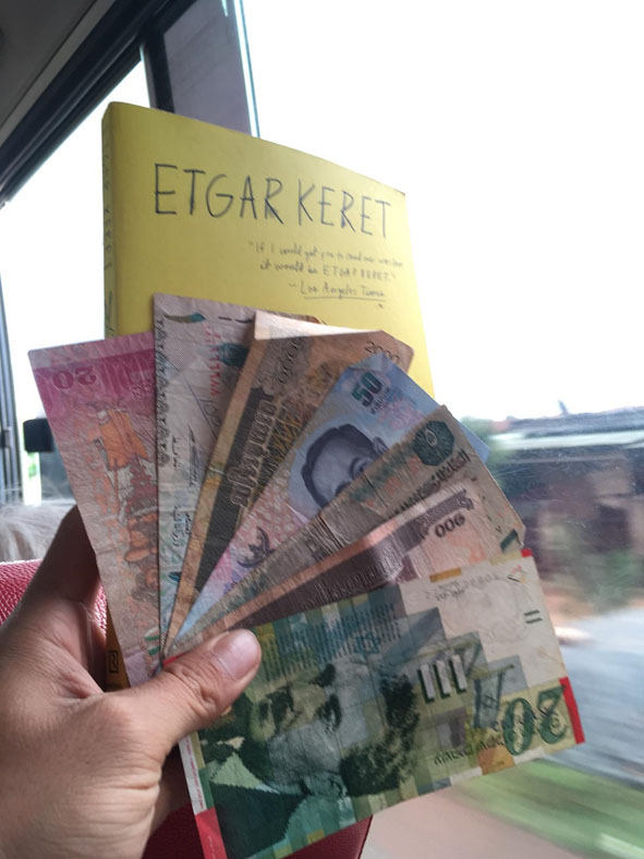 Những đồng tiền đa quốc gia của cậu bé Do Thái. 