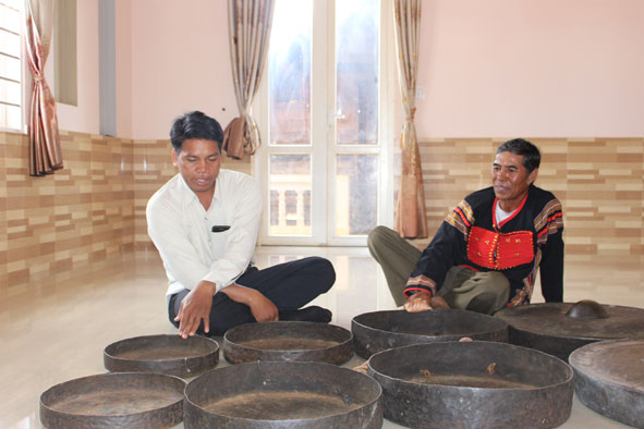 Anh Y Bíp Niê, cán bộ Phòng Văn hóa – Thông tin huyện Krông Búk (bìa trái) vận động người dân giữ gìn và phát huy bản sắc văn hóa truyền thống của dân tộc.