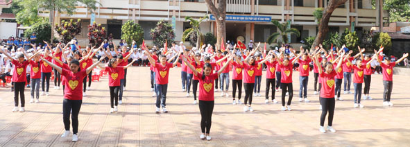 Thiếu nhi tham gia nhảy dân vũ trong Ngày hội 