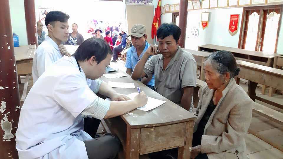 Các bác sĩ khám và cấp phát thuốc cho người dân tại chương trình