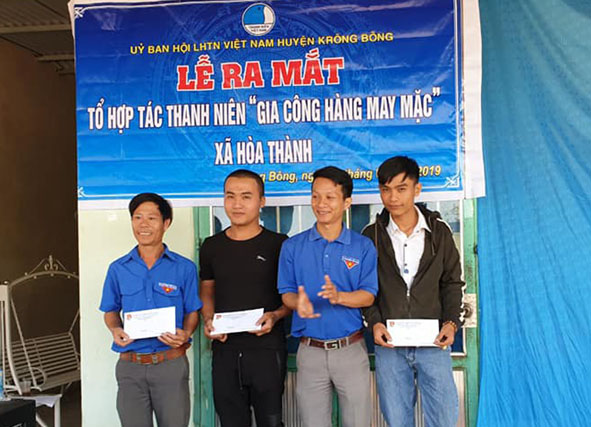 Anh Nguyễn Đại Duy (bìa trái) trong buổi ra mắt xưởng may gia công. 