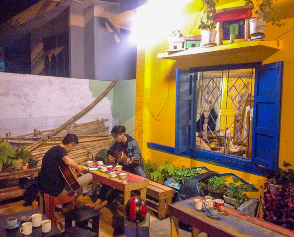 Nhiều bạn trẻ tìm đến quán HoP vừa thưởng thức cà phê vừa giao lưu văn nghệ. 