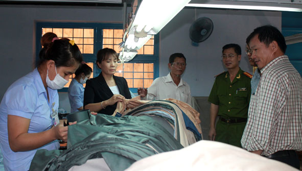 Đoàn kiểm tra liên ngành của tỉnh kiểm tra việc thực hiện pháp luật lao động tại Công ty TNHH May Tây Nguyên.