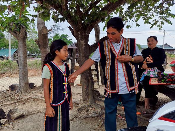 Già làng Ama Rich khuyên nhủ lớp trẻ trong buôn giữ gìn bản sắc, văn hóa truyền thống.