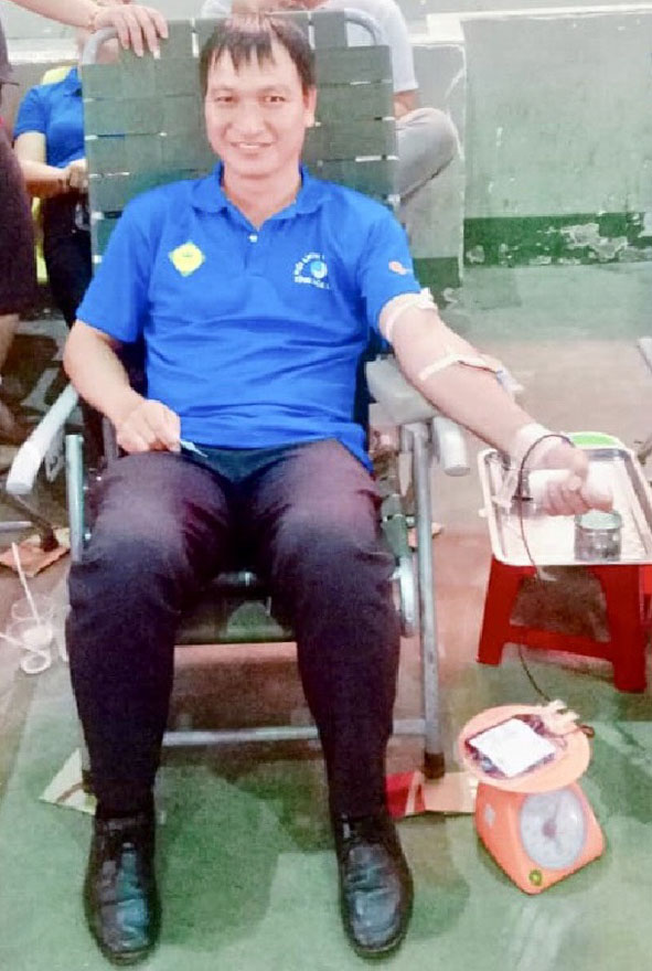 Anh Cao Mạnh Quân trong một lần tham gia hiến máu. (Ảnh nhân vật cung cấp)