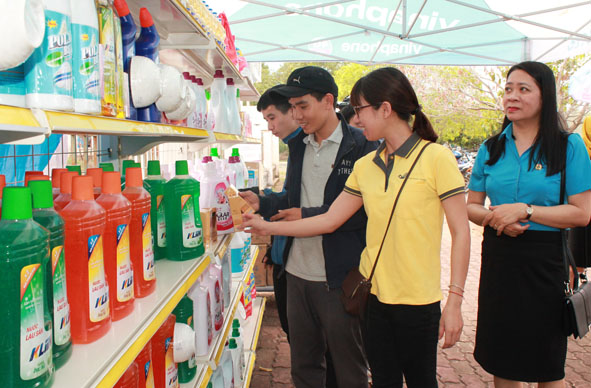 Công nhân Cụm Công nghiệp Tân An (TP. Buôn Ma Thuột) mua hàng trong Chương trình