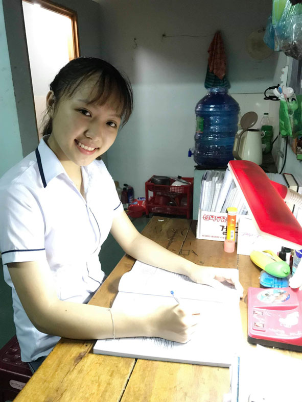 Em Lò Thị Trúc Ly ôn thi.