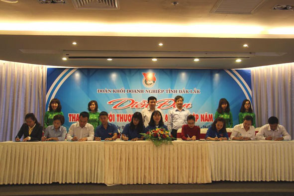 Các Đoàn cơ sở trực thuộc Khối Doanh nghiệp tỉnh ký kết giao ước sử dụng sản phẩm của nhau.