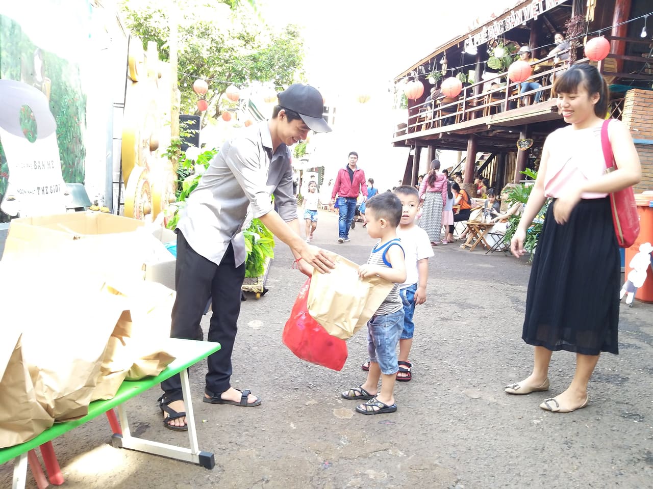 Các em thiếu nhi tham gia đổi rác thải tái chế lấy quà tặng