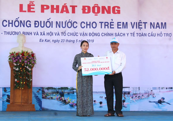 Lãnh đạo Sở Lao động - Thương binh và Xã hội trao kinh phí hỗ trợ huyện Ea Kar triển khai Dự án phòng chống đuối nước cho trẻ em.