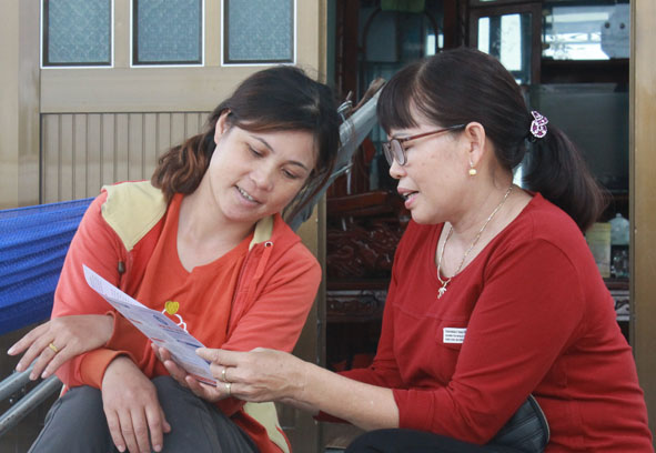 Đại lý thu BHXH, BHYT thị trấn M'Đrắk tuyên truyền cho người dân về chính sách BHXH, BHYT.