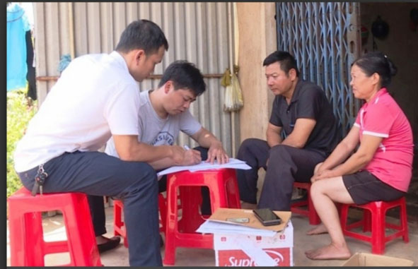 Cán bộ Đội Cảnh sát quản lý hành chính về trật tự xã hội Công an huyện Cư M'gar lập biên bản bắt quả tang đối tượng Nguyễn Mạnh Hà (thôn 8, xã Ea Kpam) tàng trữ trái phép. (Ảnh: Công an Huyện Cư M'gar cung cấp)