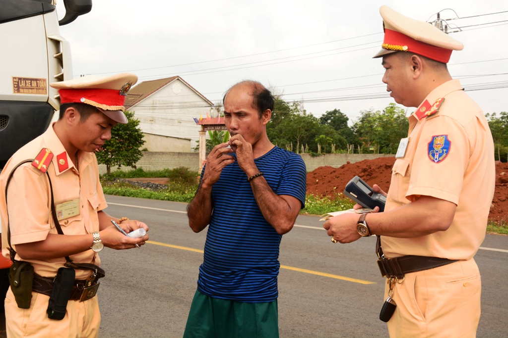 CSGT tỉnh Đắk Lắk kiểm tra hành chính người điều khiển phương tiện ô tô chở khách trên địa bàn TP. Buôn Ma Thuột. Ảnh minh họa.