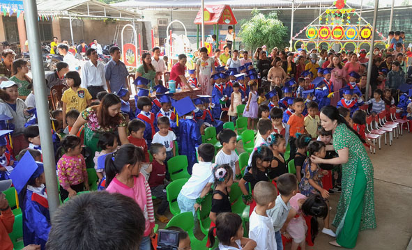 Học sinh Trường Mẫu giáo Cư Đrăm trong lễ tổng kết năm học. 