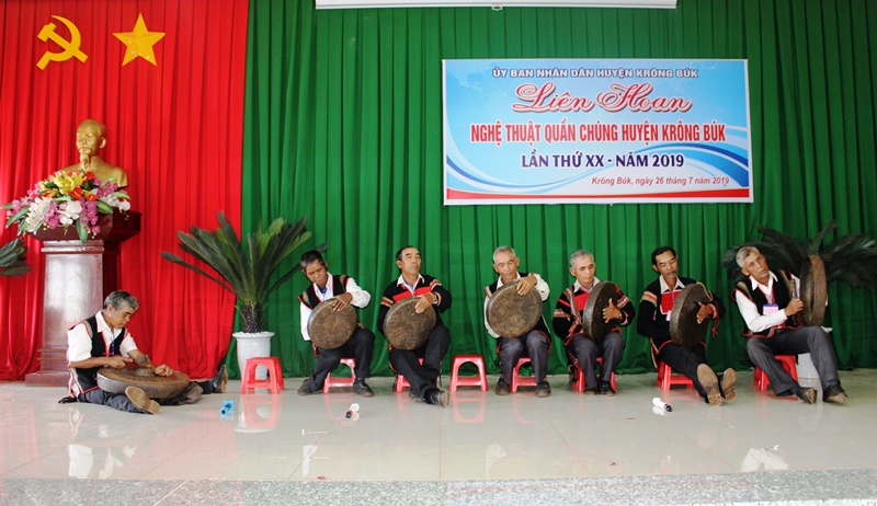 Tiết mục hòa tấu chiêng (Ching Knăr)