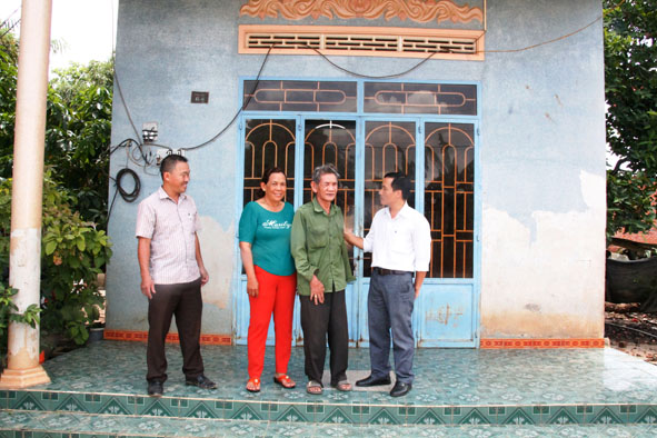 Cán bộ Phòng Lao động - Thương binh và Xã hội huyện Krông Ana đến thăm thương binh Y Byăng (thị trấn Buôn Trấp).