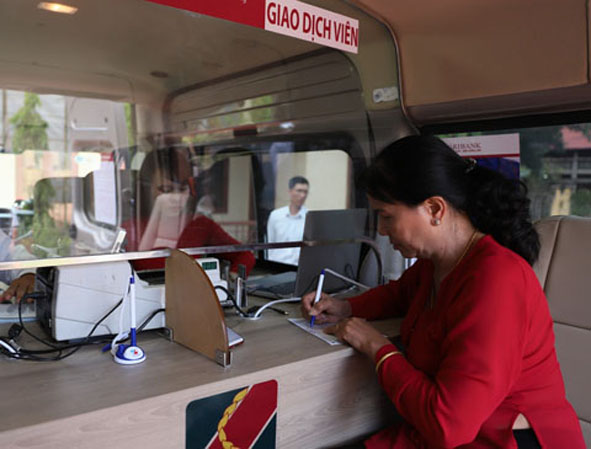 Khách hàng giao dịch tại Điểm giao dịch bằng xe ô tô chuyên dùng của Agribank Bắc Đăk Lăk.