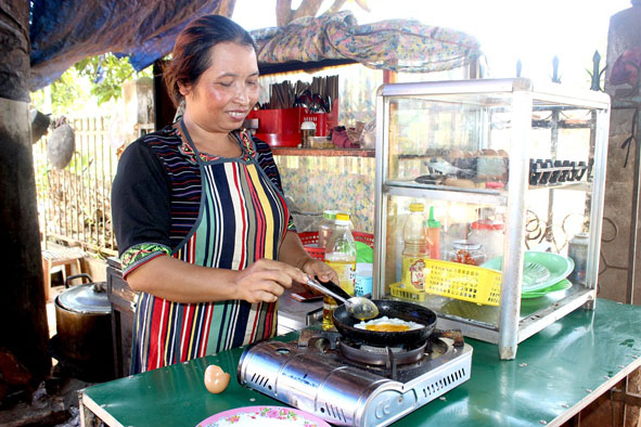 Chị H’Ben Mlô khá giả nhờ kinh doanh đồ ăn. 