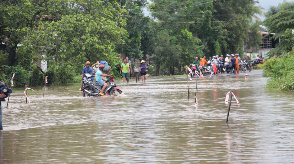 Đường ở thôn 6, xã Ea M'lan (huyện Ea Súp) bị ngập sâu.    