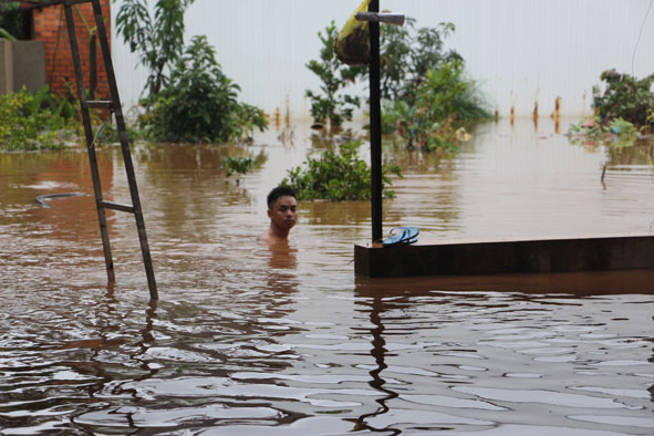 Khu vực đường Đặng Nguyên Cẩn ngập sâu 1,5 m. 