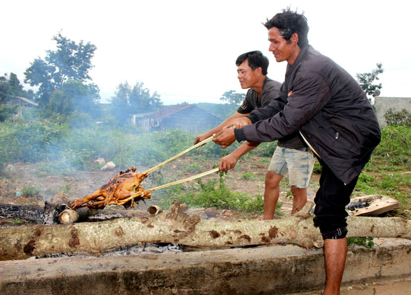 Người dân bon Ja Rah làm món gà nướng.