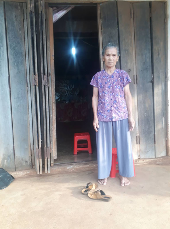 Bà Đông trước ngôi nhà lụp xụp dựng tạm trên đất của thôn.