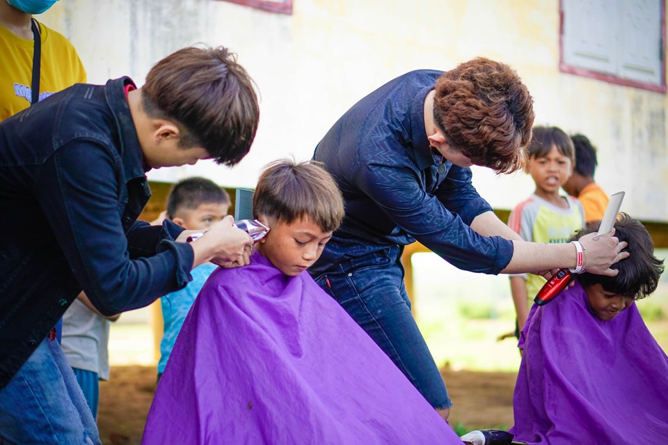 Tình nguyện viên cắt tóc cho thiếu nhi