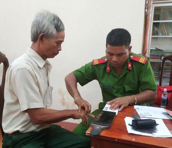 Cán bộ Đội Cảnh sát Quản lý hành chính về trật tự xã hội, Công an huyện Cư M'gar làm CMND lưu động cho người dân.