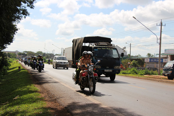 Tổ công tác an ninh trật tự (Công an huyện Krông Pắc) ra quân bảo vệ an ninh trật tự mùa thu hoạch sầu riêng 2019.