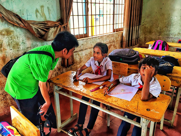 Anh Nguyễn Duy Học, Trưởng nhóm Vòng tay yêu thương khảo sát thực tế tại Trường THCS Ngô Mây (xã Ea M'droh, huyện Cư M’gar).