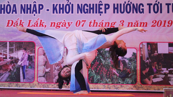 Thành viên CLB Phụ nữ khỏe và đẹp tham gia biểu diễn tại Diễn đàn 