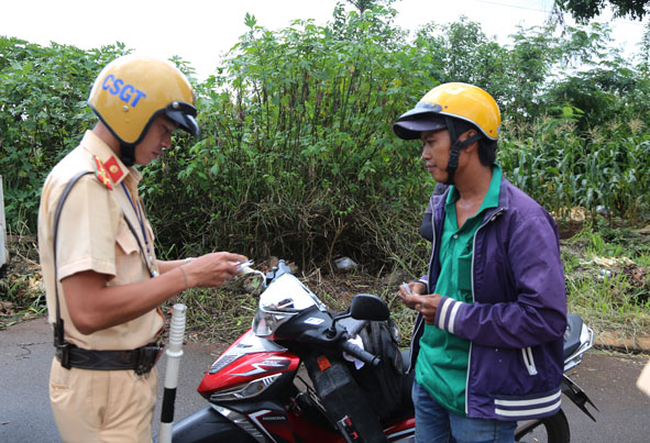 Lực lượng CSGT thành phố kiểm tra hành chính người điều khiên xe mô tô trên Tỉnh lộ 8 (đoạn qua địa bàn thành phố). 