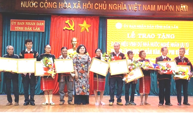 Các Nghệ nhân ưu tú nhận Bằng công nhận và huy hiệu của Chủ tịch nước. 