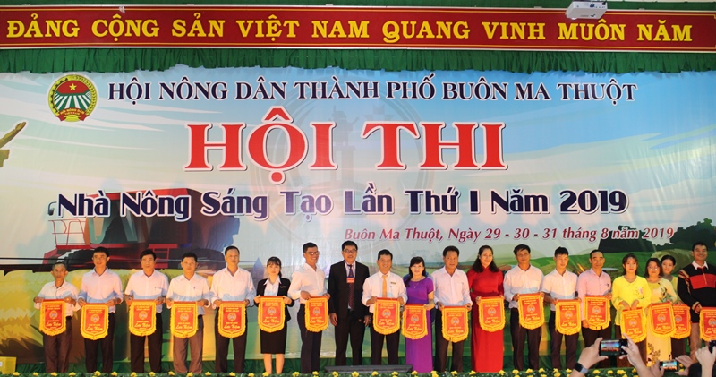 Các đội thi nhận cờ lưu niệm của Ban tổ chức