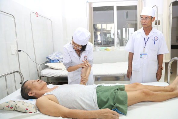 Bệnh nhân điều trị tại Khoa Y học cổ truyền (Bệnh viện Đa khoa vùng Tây Nguyên).