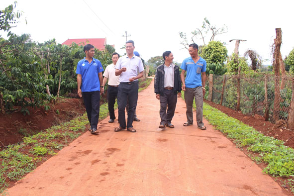 Người dân thôn 5 (xã Ea Hiao) đi lại thuận tiện trên con đường bê tông mới.