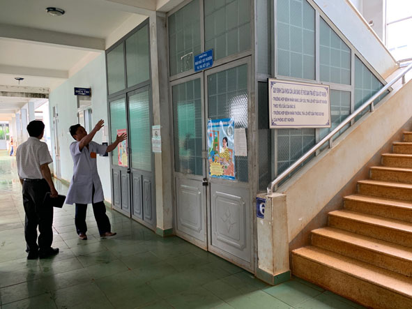 Phòng  lấy mẫu xét nghiệm được đặt dưới gầm cầu thang. 