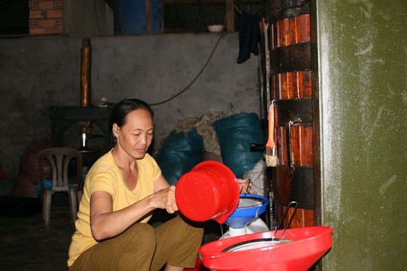 Cơ sở  ép dầu  đậu phộng của chị  Trần Thị Trí 