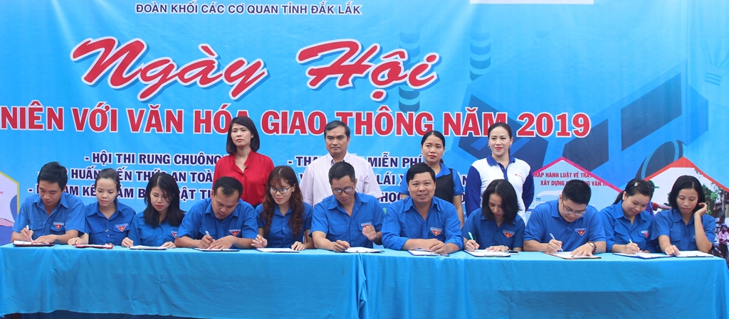 Đại diện các Đoàn trường học ký 