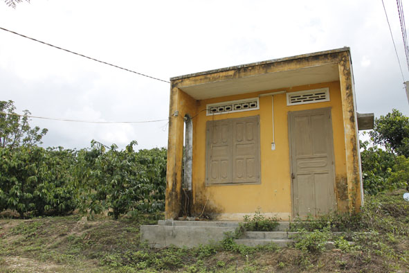 Công trình nước tập trung tại buôn Dlây (xã Đắk Nuê) bị bỏ hoang.