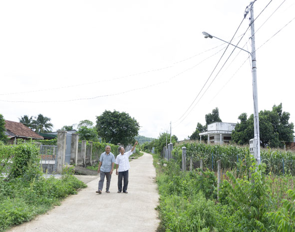 Đường điện thắp sáng ở thôn Đray Sáp.