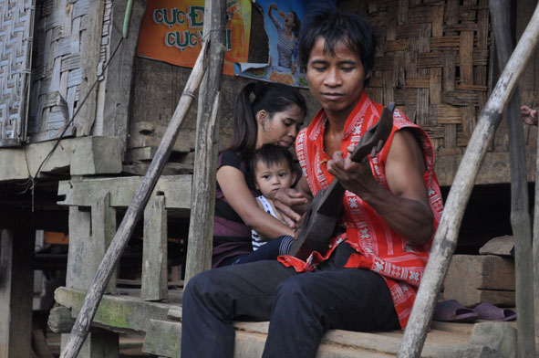 Đàn ông Vân Kiều với chiếc đàn Ta-lư.