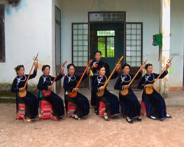 Bà Mậu luyện tập cho chị em trong đội văn nghệ chuẩn bị biểu diễn.