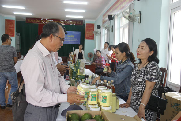 Hội nghị kết nối giao thương thu hút sự quan tâm của nhiều doanh nghiệp, hợp tác xã hai tỉnh.  