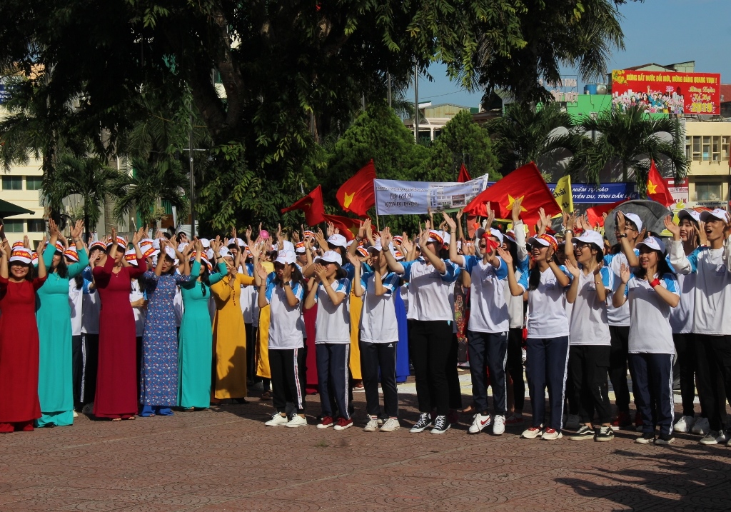 Giáo viên và học sinh cổ vũ cho thí sinh Đoàn Nam Thắng.