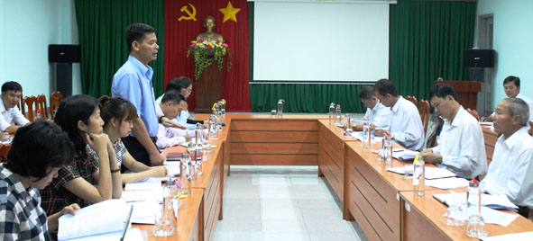 Sở Văn hóa  - Thể thao và Du lịch sử dụng chai, ly thủy tinh thay thế nước uống đóng chai trong một cuộc họp.