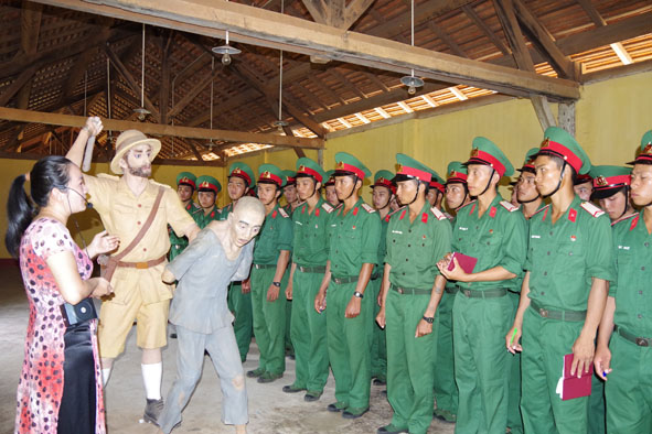 Cán bộ, chiến sĩ LLVT tỉnh tham quan Nhà đày Buôn Ma Thuột.