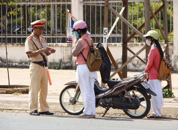 Đa số phương tiện mà học sinh hoặc người chưa đủ 18 tuổi đang sử dụng hiện nay là xe gắn máy (ảnh minh họa).