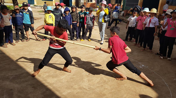 Trường Tiểu học Ama Trang Lơng thường xuyên tổ chức các hoạt động văn nghệ, thể thao tạo sân chơi bổ ích cho học sinh.